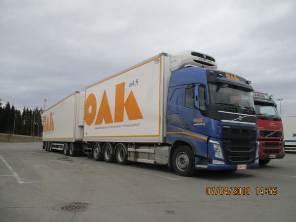 Met Äs-sän Volvo FH
Oulun Autokuljetuksen ajossa oleva Met ÄS-SÄ Oy:n Volvo FH täysperävaunuyhdistelmä. 
Avainsanat: OAK Met-ÄS-SÄ Volvo FH ABC Hirvaskangas 394