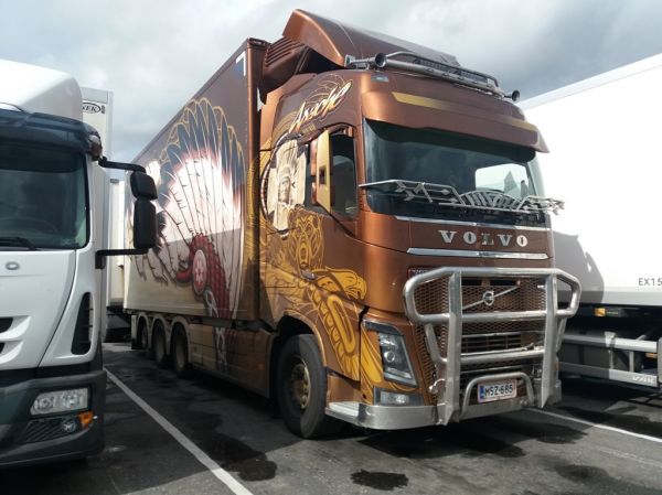Met Äs-sän Volvo FH16
Oulun Autokuljetuksen ajossa oleva met ÄS-SÄ Oy:n Volvo FH16 "Apache" täysperävaunuyhdistelmä. 
Avainsanat: OAK Met-ÄS-SÄ Volvo FH16 ABC Hirvaskangas 394 Ristimaa Apache