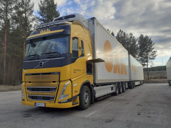 Met Äs-sän Volvo FH
Oulun Autokuljetuksen ajossa oleva met ÄS-SÄ Oy:n Volvo FH täysperävaunuyhdistelmä.
Avainsanat: OAK Met-ÄS-SÄ Volvo FH ST1 Hirvaskangas 394 Kaasuauto