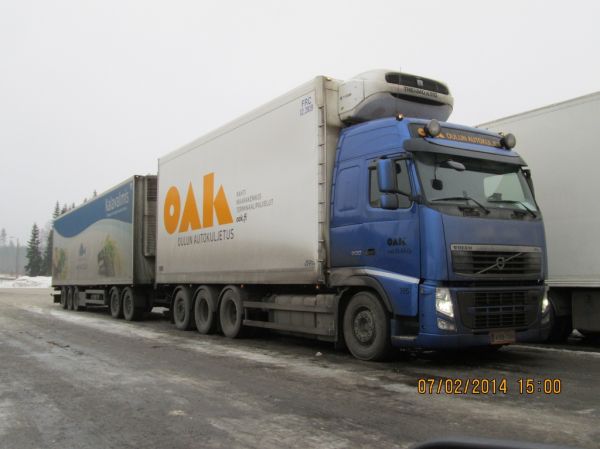 Met Äs-sän Volvo FH500 
Oulun Autokuljetuksen ajossa oleva met ÄS-SÄ Oy:n Volvo FH500 täysperävaunuyhdistelmä.
Avainsanat: OAK Met ÄS-SÄ Volvo FH500 ABC Hirvaskangas 395