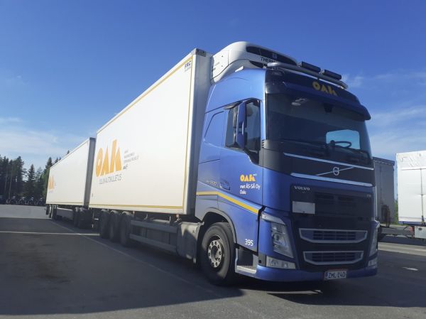 Met Äs-sän Volvo FH
Oulun Autokuljetuksen ajossa oleva met ÄS-SÄ Oy:n Volvo FH täysperävaunuyhdistelmä. 
Avainsanat: OAK Met-ÄS-SÄ Volvo FH ABC Hirvaskangas 395