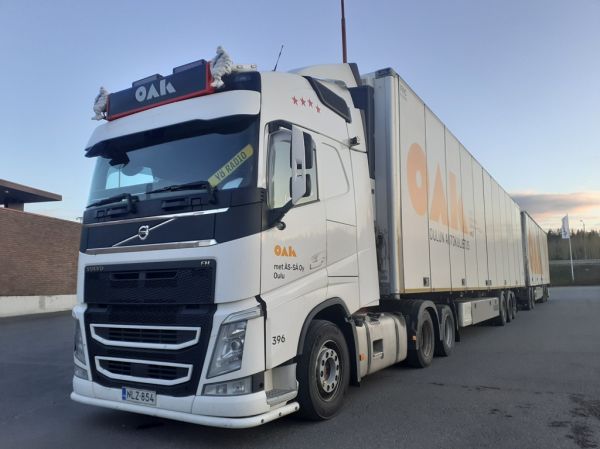 Met Äs-sän Volvo FH
Oulun Autokuljetuksen ajossa oleva met ÄS-SÄ Oy:n Volvo FH hct-yhdistelmä.
Avainsanat: OAK Met-ÄS-SÄ Volvo FH ABC Hirvaskangas HCT 396 Yö-Radio