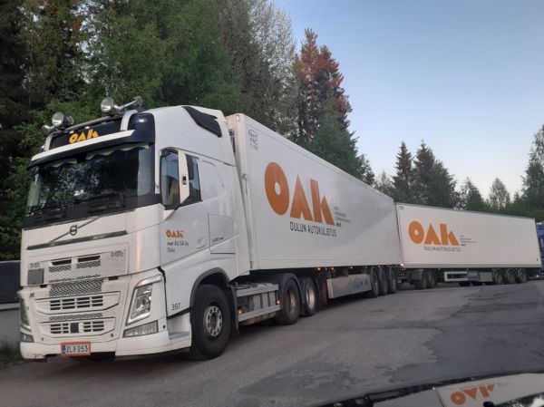 Met Äs-sän Volvo FH
Oulun Autokuljetuksen ajossa oleva met ÄS-SÄ Oy:n Volvo FH hct-yhdistelmä.
Avainsanat: OAK Met-ÄS-SÄ Volvo FH Shell Hirvaskangas HCT 397
