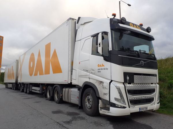 Met Äs-sän Volvo FH500
Oulun Autokuljetuksen ajossa oleva met ÄS-SÄ Oy:n Volvo FH500 hct-yhdistelmä.
Avainsanat: OAK Met-ÄS-SÄ Volvo FH ABC Hirvaskangas HCT 397 Yö-Radio