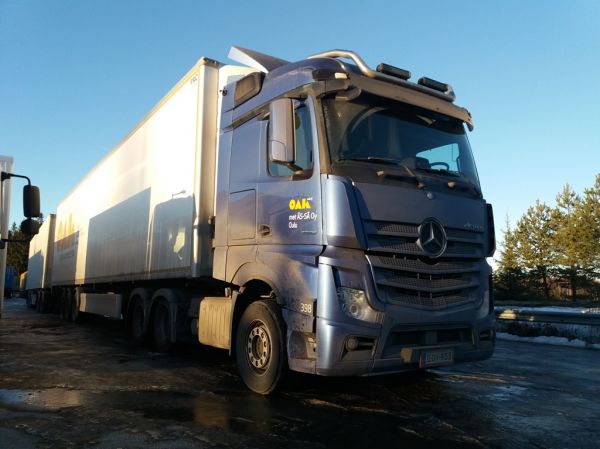 Met Äs-sän MB 2558 Actros 
Oulun Autokuljetuksen ajossa oleva met ÄS-SÄ Oy:n MB 2558 Actros hct-yhdistelmä.
Avainsanat: OAK Met-ÄS-SÄ MB 2558 Actros ABC Hirvaskangas HCT 398