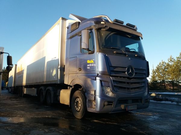 Met Äs-sän MB 2558 Actros 
Oulun Autokuljetuksen ajossa oleva met ÄS-SÄ Oy:n MB 2558 Actros hct-yhdistelmä.
Avainsanat: OAK Met ÄS-SÄ MB 2558 Actros ABC Hirvaskangas HCT 398