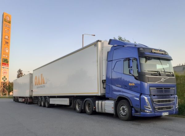 Met Äs-sän Volvo FH500
Oulun Autokuljetuksen ajossa oleva met ÄS-SÄ Oy:n Volvo FH500 hct-yhdistelmä.
Avainsanat: OAK Met-ÄS-SÄ Volvo FH500 ABC Hirvaskangas HCT 398