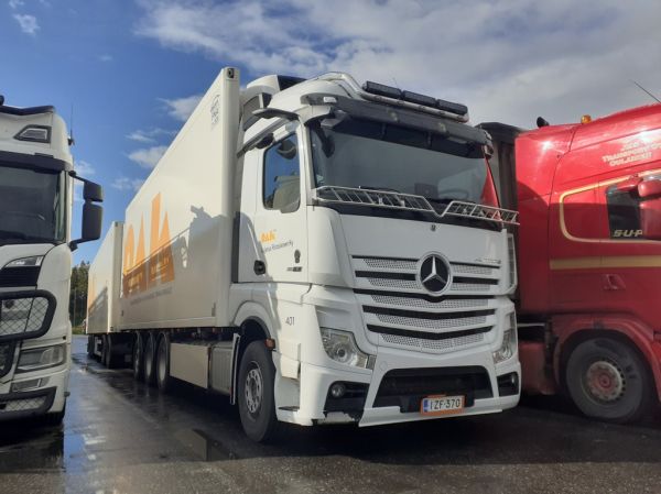 Kuljetus Ristolaisen MB 3563 Actros
Oulun Autokuljetuksen ajossa olevan Kuljetus Ristolainen Oy:n MB 3563 Actros täysperävaunuyhdistelmä.
Avainsanat: Ristolainen OAK MB 3563 Actros 401 ABC Hirvaskangas