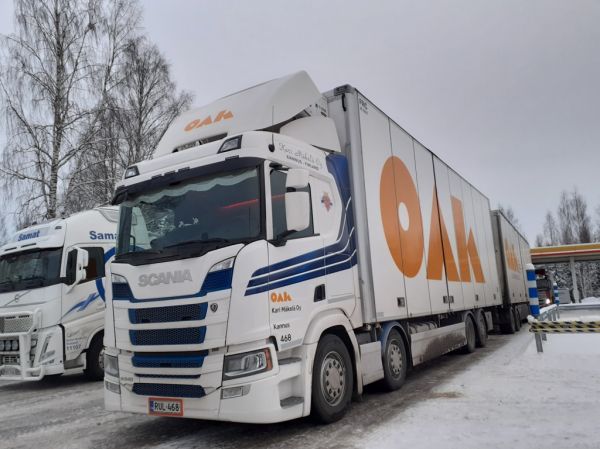 K Mäkelän Scania R540
Oulun Autokuljetuksen ajossa oleva K Mäkelä Oy:n Scania R540 täysperävaunuyhdistelmä.
Avainsanat: OAK K-Mäkelä Scania R540 Shell Hirvaskangas 468