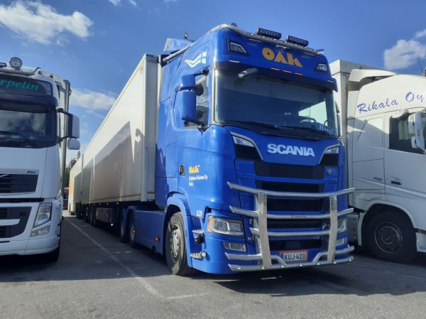 Kuljetus Kuisman Scania R650
Oulun Autokuljetuksen ajossa olevan Kuljetus Kuisma Oy:n Scania R650 täysperävaunuyhdistelmä.

Avainsanat: Kuisma OAK Scania R650 ABC Hirvaskangas 629 Harri