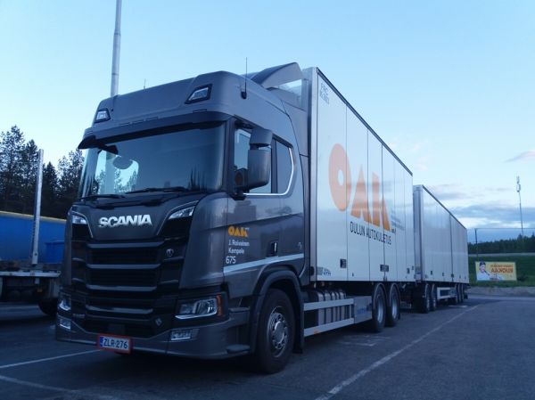 J Roivaisen Scania R580 
Oulun Autokuljetus Oy:n ajossa oleva J Roivaisen Scania R580 täysperävaunuyhdistelmä.
Avainsanat: Roivainen OAK Scania R580 Shell Hirvaskangas 675