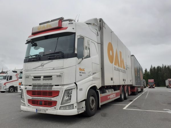 RK-Transin Volvo FH460
Oulun Autokuljetuksen ajossa oleva RK-Trans Oy:n Volvo FH460 täysperävaunuyhdistelmä.
Avainsanat: OAK RK-Trans Volvo FH460 ABC Hirvaskangas 642 390