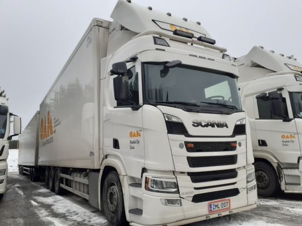 Riekin Scania R500
Oulun Autokuljetus Oy:n ajossa oleva Riekki Oy:n Scania R500 täysperävaunuyhdistelmä.
Avainsanat: Riekki OAK Oulun Autokuljetus Scania R500 Shell Hirvaskangas 77