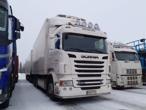 Riekin Scania R500 
Oulun Autokuljetus Oy:n ajossa oleva Riekki Oy:n Scania R500 täysperävaunuyhdistelmä. 
Avainsanat: Riekki OAK Oulun Autokuljetus Scania R500 ABC Hirvaskangas 81