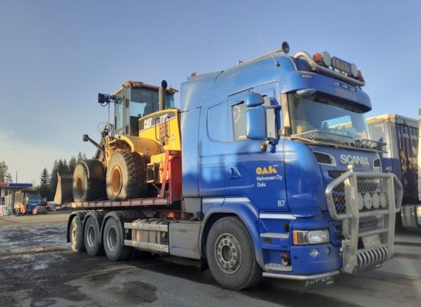 Nehvosen Scania
Oulun Autokuljetuksen ajossa oleva Nehvonen Oy:n Scania vaihtolava-auto.
Avainsanat: Nehvonen OAK Scania ABC Hirvaskangas 87