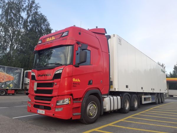 Riekin Scania R650
Oulun Autokuljetus Oy:n ajossa oleva Riekki Oy:n Scania R650 puoliperävaunuyhdistelmä.
Avainsanat: Riekki OAK Oulun Autokuljetus Scania R650 Shell Hirvaskangas