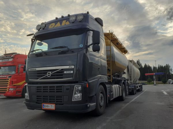 Oulun Autokuljetuksen Volvo FH
Oulun Autokuljetuksen Volvo FH säiliöyhdistelmä.
Avainsanat: OAK Volvo FH ABC Hirvaskangas