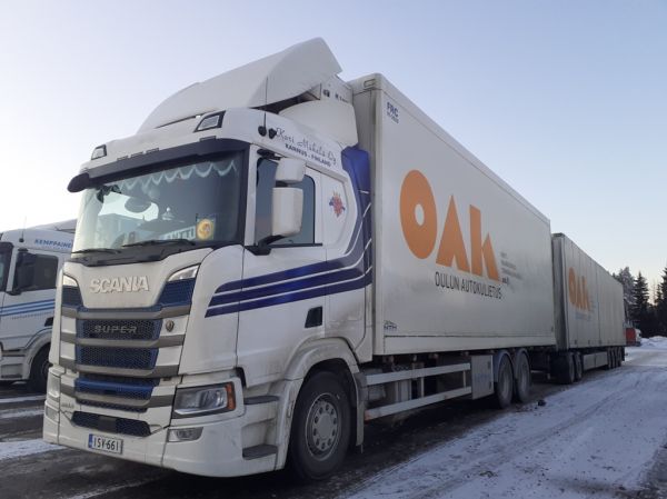 K Mäkelän Scania 500R
Oulun Autokuljetuksen ajossa oleva K Mäkelä Oy:n Scania 500R täysperävaunuyhdistelmä.
Avainsanat: K-Mäkelä OAK Scania 500R ABC Hirvaskangas Antti