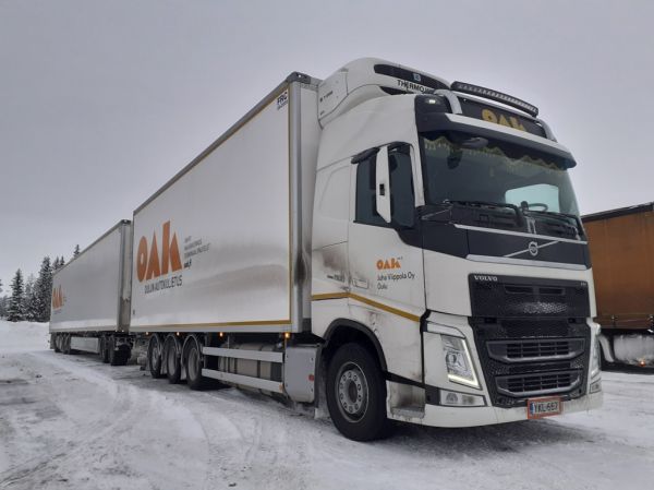 J Viippolan Volvo FH500
Oulun Autokuljetuksen ajossa oleva J Viippola Oy:n Volvo FH500 täysperävaunuyhdistelmä. 
Avainsanat: Viippola OAK Volvo FH500 ABC Hirvaskangas