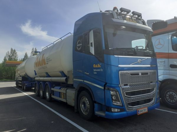 Nehvosen Volvo FH16
Oulun Autokuljetuksen ajossa oleva Nehvonen Oy:n Volvo FH16 säiliöyhdistelmä. 
Avainsanat: Nehvonen OAK Volvo FH16 Shell Hirvaskangas