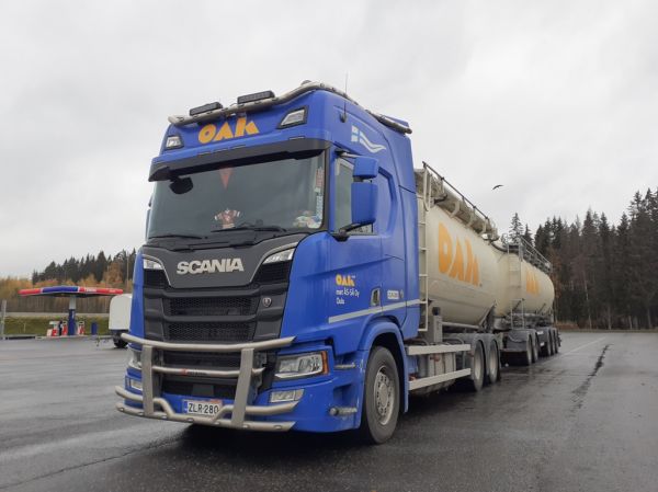 Met Äs-sän Scania
Oulun Autokuljetuksen ajossa oleva met ÄS-SÄ Oy:n Scania R580 säiliöyhdistelmä.
Avainsanat: OAK Met-ÄS-SÄ Scania R580 ABC Hirvaskangas