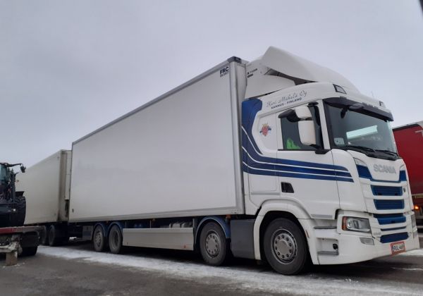 K Mäkelän Scania R540
Oulun Autokuljetuksen ajossa oleva K Mäkelä Oy:n Scania R540 täysperävaunuyhdistelmä.
Avainsanat: OAK K-Mäkelä Scania R540 ABC Hirvaskangas 468