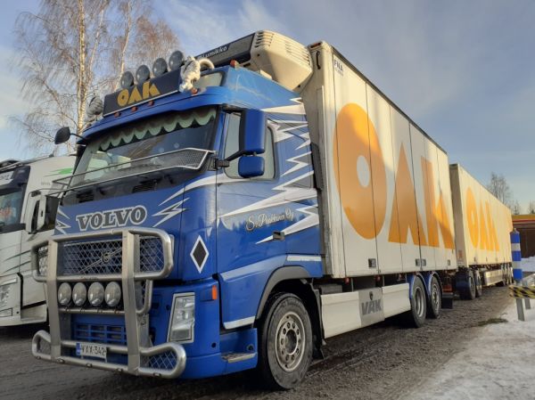 S Paakkosen Volvo FH
Oulun Autokuljetuksen ajossa oleva S Paakkosen Volvo FH täysperävaunuyhdistelmä.
Avainsanat: OAK Paakkonen Volvo FH Shell Hirvaskangas 776