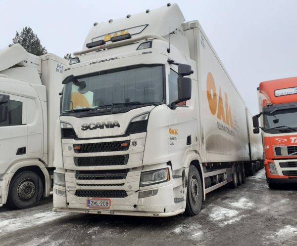 Riekin Scania R520
Oulun Autokuljetus Oy:n ajossa oleva Riekki Oy:n Scania R520 täysperävaunuyhdistelmä.
Avainsanat: Riekki OAK Oulun Autokuljetus Scania R520 Shell Hirvaskangas 477