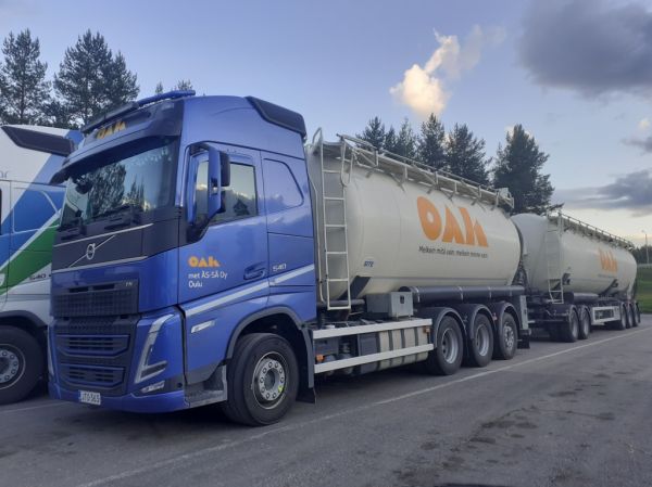 Met Äs-sän Volvo FH540
Oulun Autokuljetuksen ajossa oleva met ÄS-SÄ Oy:n Volvo FH540 säiliöyhdistelmä.
Avainsanat: OAK Met-ÄS-SÄ Volvo FH540 Shell Hirvaskangas