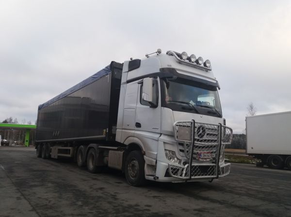 OKP-Kuljetuksen MB 2653 Actros
OKP-Kuljetus Oy:n MB 2653 Actros puoliperävaunuyhdistelmä.
Avainsanat: OKP-Kuljetus MB 2653 Actros