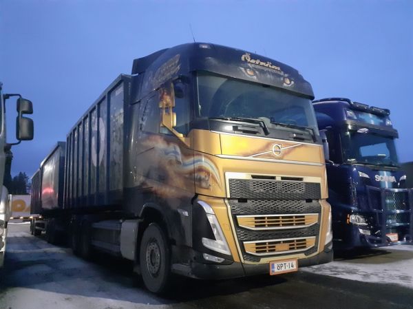 Öström Pro Transin Volvo FH500
Öström Pro Trans Oy:n Volvo FH500 täysperävaunuyhdistelmä.
Avainsanat: Öström ÖPT Volvo FH500 ABC Hirvaskangas 14