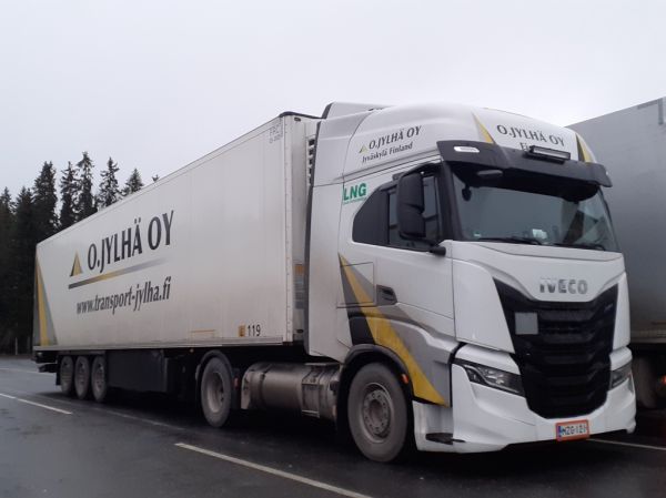 O Jylhän Iveco
O Jylhä Oy:n Iveco puoliperävaunuyhdistelmä.
Avainsanat: Jylhä Iveco LNG ABC Hirvaskangas