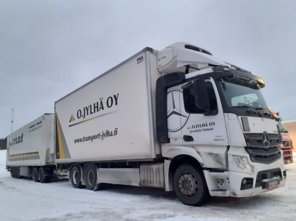 O Jylhän MB 2653 Actros
O Jylhä Oy:n MB 2653 Actros täysperävaunuyhdistelmä.
Avainsanat: Jylhä MB 2653 Actros Shell Hirvaskangas