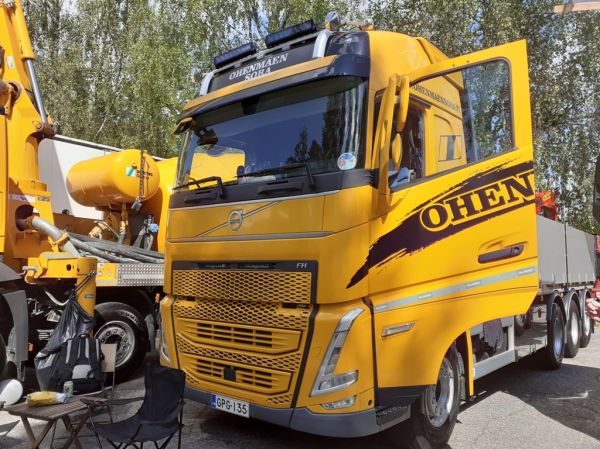 Ohenmäen Soran Volvo FH
Ohenmäen Soran nosturilla varustettu Volvo FH kuorma-auto.
Avainsanat: Ohenmäen-Sora Volvo FH Runni25