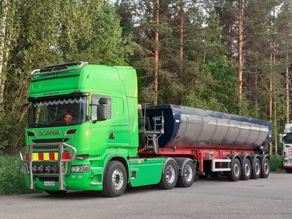 Klikkaa kuvaa nähdäksesi se täysikokoisena
==============
Ossbergin Scania
Ossberg Oy:n Scania sorapuolikas.
Avainsanat: Ossberg Scania ST1 Hirvaskangas Ossbergin Scania
Ossberg Oy:n Scania sorapuolikas.
Avainsanat: Ossberg Scania ST1 Hirvaskangas