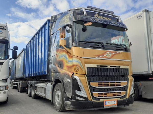 Öström Pro Transin Volvo FH500
Öström Pro Trans Oy:n Volvo FH500 täysperävaunuyhdistelmä.
Avainsanat: Öström ÖPT Volvo FH500 ABC Hirvaskangas 15