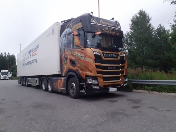 Klikkaa kuvaa nähdäksesi se täysikokoisena
==============
Öström Pro Transin Scania S650
Öström Pro Trans Oy:n Scania S650 puoliperävaunuyhdistelmä.
Avainsanat: Öström ÖPT Scania S650 ABC Hirvaskangas 17 Öström Pro Transin Scania S650
Öström Pro Trans Oy:n Scania S650 puoliperävaunuyhdistelmä.
Avainsanat: Öström ÖPT Scania S650 ABC Hirvaskangas 17