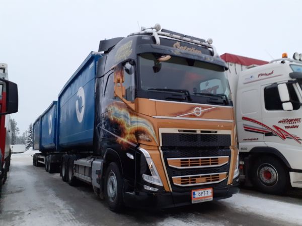 Öström Pro Transin Volvo FH
Öström Pro Trans Oy:n Volvo FH täysperävaunuyhdistelmä.
Avainsanat: Öström ÖPT Volvo FH ABC Hirvaskangas 7