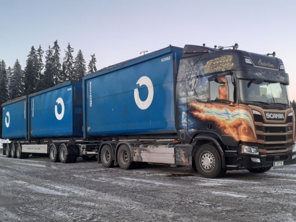 Öström Pro Transin Scania 560R
Öström Pro Trans Oy:n Scania 560R täysperävaunuyhdistelmä.
Avainsanat: Öström ÖPT Scania 560R ABC Hirvaskangas 8