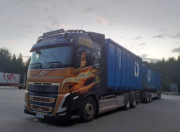 Öström Pro Transin Volvo FH
Öström Pro Trans Oy:n Volvo FH täysperävaunuyhdistelmä.
Avainsanat: Öström ÖPT Volvo FH ABC Hirvaskangas Kuusakoski
