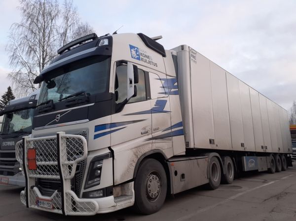 Oulun Kone ja Kuljetuksen Volvo FH16
Oulun Kone ja Kuljetuksen Volvo FH16 puoliperävaunuyhdistelmä.
Avainsanat: Oulun-Kone-ja-Kuljetus Volvo FH16 Shell Hirvaskangas