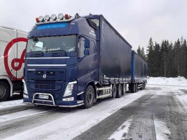 Oulun MH-Kuljetuksen Volvo FH
Oulun MH-Kuljetuksen Volvo FH täysperävaunuyhdistelmä.
Avainsanat: Oulun-MH-Kuljetus Volvo FH ABC Hirvaskangas Jonne