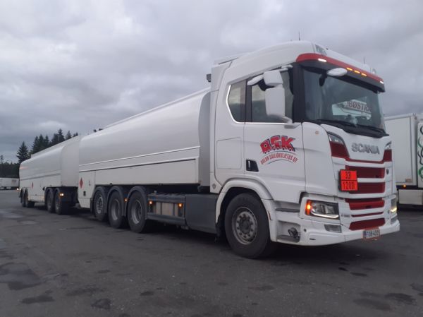 Klikkaa kuvaa nähdäksesi se täysikokoisena
==============
Oulun Säiliökuljetuksen Scania R580
Oulun Säiliökuljetus Oy:n Scania R580 säiliöyhdistelmä.
Avainsanat: OSK Scania R580 ABC Hirvaskangas Oulun Säiliökuljetuksen Scania R580
Oulun Säiliökuljetus Oy:n Scania R580 säiliöyhdistelmä.
Avainsanat: OSK Scania R580 ABC Hirvaskangas