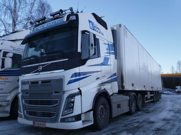 Oulun Kone ja Kuljetuksen Volvo FH16
Oulun Kone ja Kuljetuksen Volvo FH16 puoliperävaunuyhdistelmä.
Avainsanat: Oulun Kone ja Kuljetus Volvo FH16 Shell Hirvaskangas