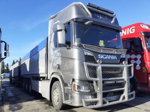 Oy Ajuriliike A Automiehen Scania R770
Oy Ajuriliike A Automiehen Scania R770 täysperävaunuyhdistelmä.
Avainsanat: Automies Scania R770 ABC Hirvaskangas