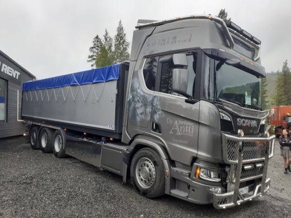 Oy Ajuriliike A Automiehen Scania R770
Oy Ajuriliike A Automiehen Scania R770 "Kaj Chydenius"
 kuorma-auto.
Avainsanat: Automies Scania R770 Kaj Chydenius Tahko25