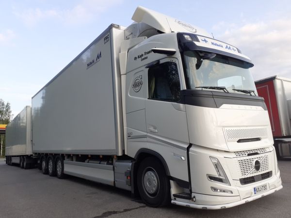 Oy Kajo Trans Ab:n Volvo FH500
R Mäkelän ajossa oleva Oy Kajo Trans Ab:n Volvo FH500 täysperävaunuyhdistelmä.
Avainsanat: R-Mäkelä Kajo-Trans Volvo FH500 Shell Hirvaskangas