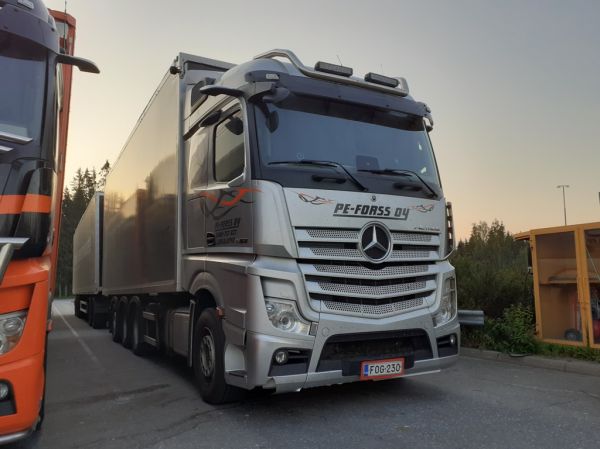 PE-Forssin MB 3563 Actros
PE-Forss Oy:n MB 3563 Actros turveyhdistelmä.
Avainsanat: Forss MB 3563 Actros ABC Hirvaskangas