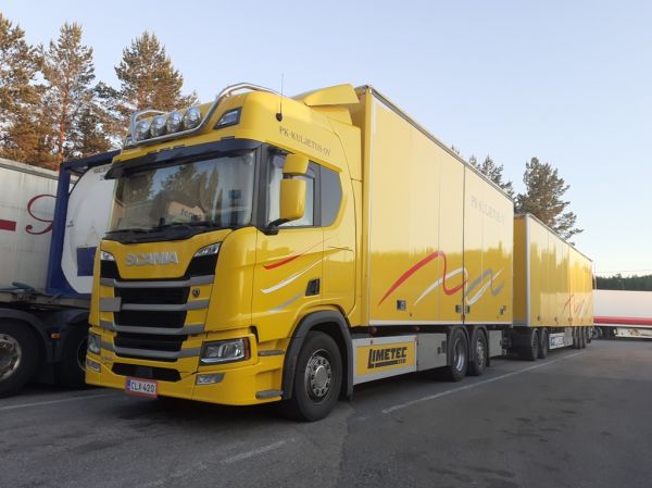 PK-Kuljetuksen Scania R500
PK-Kuljetus Oy:n Scania R500 täysperävaunuyhdistelmä.
Avainsanat: PK-Kuljetus Scania R500 Shell Hirvaskangas