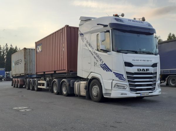 Klikkaa kuvaa nähdäksesi se täysikokoisena
==============
PP Aviation Logisticsin DAF XG530
PP Aviation Logistics Oy:n DAF XG530 b-juna.
Avainsanat: PP Aviation Logistics DAF XG530 B-juna ABC Hirvaskangas Eetu PP Aviation Logisticsin DAF XG530
PP Aviation Logistics Oy:n DAF XG530 b-juna.
Avainsanat: PP Aviation Logistics DAF XG530 B-juna ABC Hirvaskangas Eetu